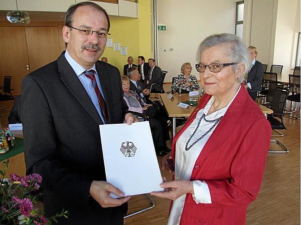 Barbara Wilke erhält von Landrat Gemke das Bundesverdienstkreuz Barbara Wilke erhält von Landrat Gemke das Bundesverdienstkreuz