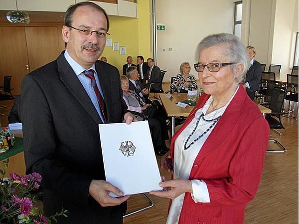 Barbara Wilke erhält von Landrat Gemke das Bundesverdienstkreuz