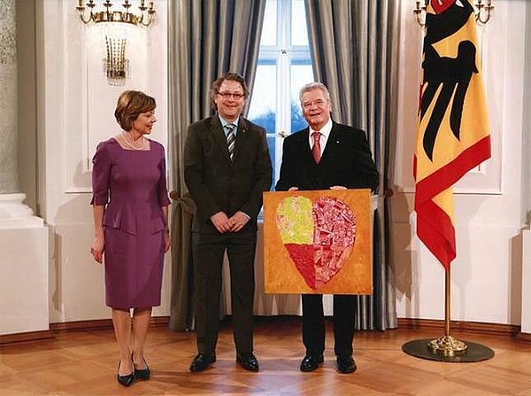 Herr Kühn überreicht dem Bundespräsidenten ein Bild der Kunst-AG
