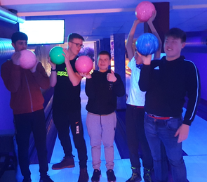 Abends beim Bowlen