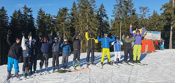 Gruppe mit Skiern