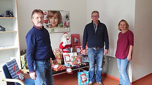 Sterntaler Frau Polomski und Herr Rittinghaus (li) nehmen die Spende von Herrn Kuhndt entgegen.