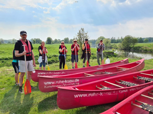 Gruppenbild vor den Kanus