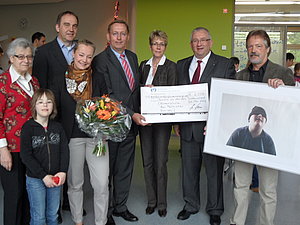 Bei der Spendenübergabe von links nach rechts: Barbara Wilke, Stefan Grefe, Birthe und Uwe Hell, Gabi Schneider und Jürgen Dörner, Jürgen Rittinghaus und Hanna Grefe.